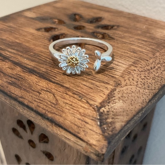 Silver Tone Dainty Beautiful Flower Ring - Picture 5 of 5